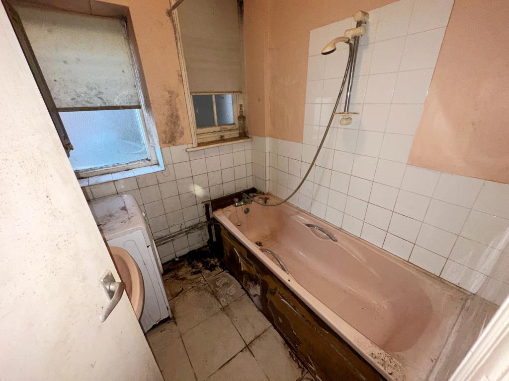 Lot: 16 - GARDEN FLAT FOR REPAIR AND REFURBISHMENT - Bathroom